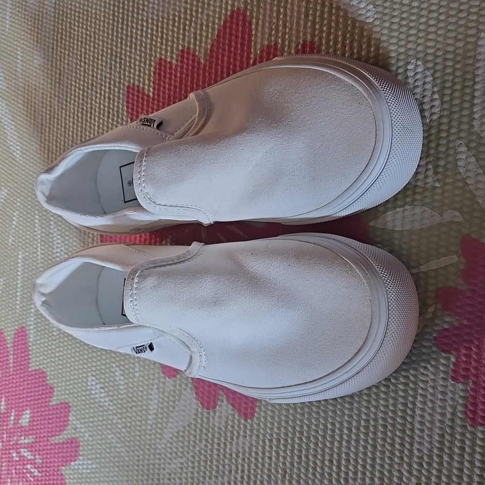 White slip on Vans